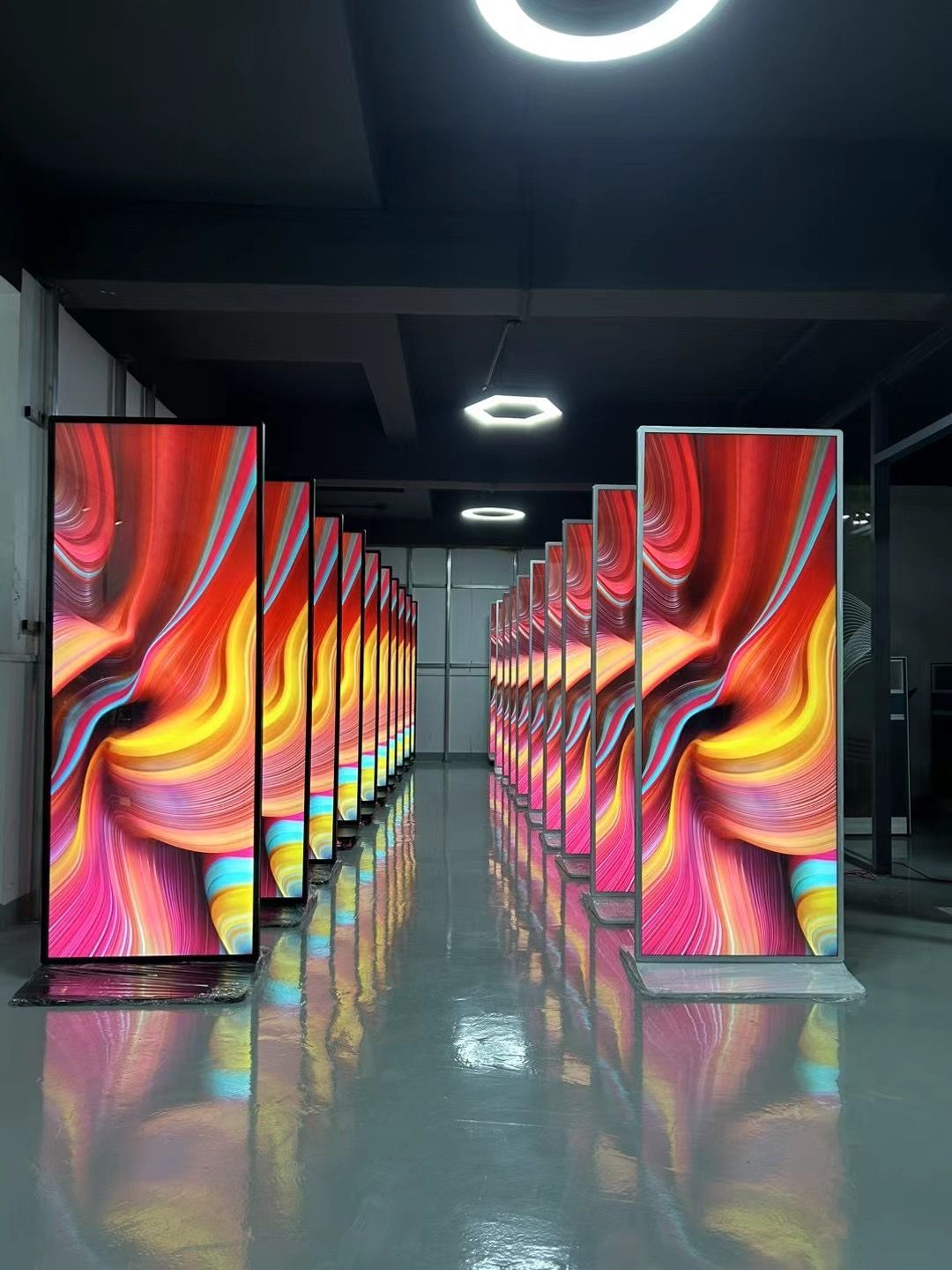 Fileira de totens de LED ligados exibindo a mesma animação colorida