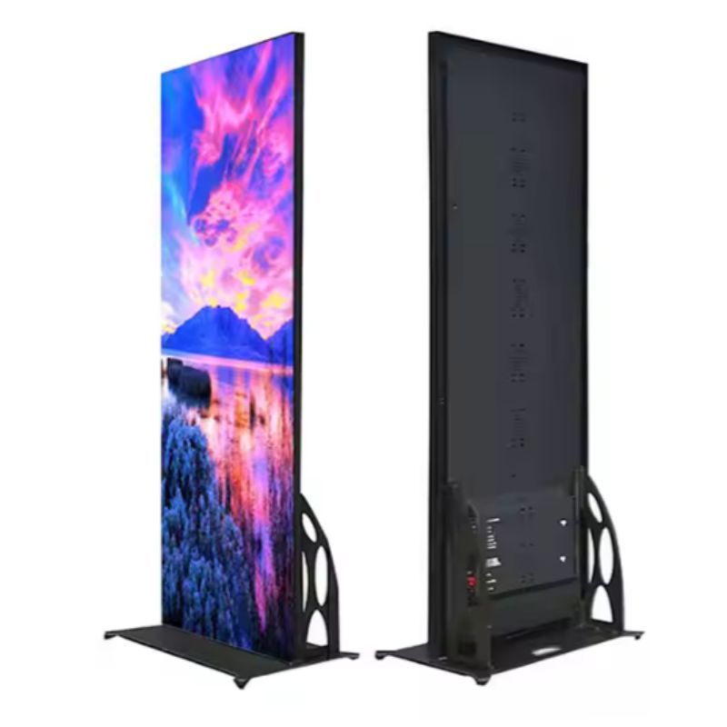 Totem de LED visto de frente, exibindo uma paisagem, e de costas, mostrando a estrutura e a base